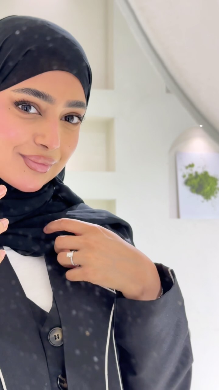 Almas ring worn on the hand